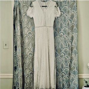 Bohemian White Gown Size XS Gorgeous Snow White Lace Fully Lined by Magnolia NEW